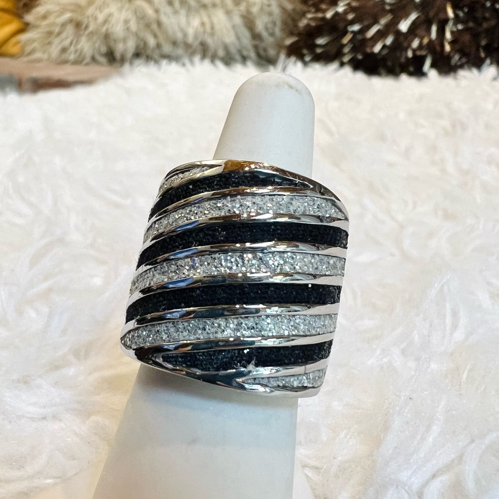 Pretty Silvertown black simulated diamond sz 7 1/2 heavy costume statement ring